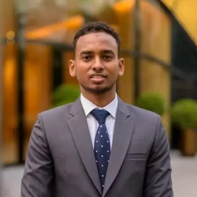 Portrait of Hassan Abdulkadir sharing his testimonial about the effectiveness of full stack marketing, pay per click, and programmatic ads with Moat Digital.